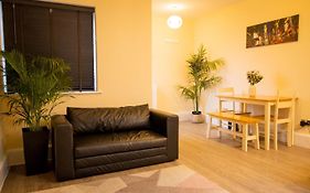 Golden Haven- Central Reading Apartment